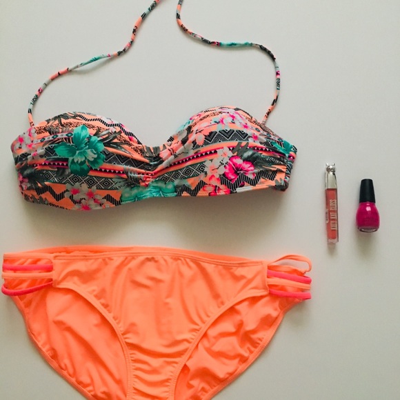 2 piece bikini. - Picture 2 of 6